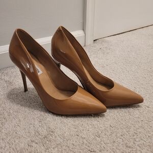 Steve Madden Nude Patent Leather Pumps in Size 6M